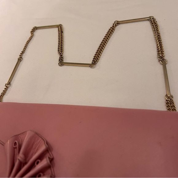 Vintage Pastel Pink Purse With Flower Gold Chain And Magnetic Clasp - Picture 5 of 7